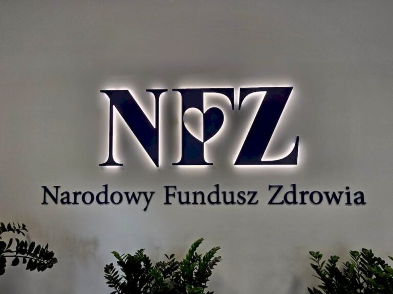 Przy rodzinnym stole toczy się rozmowa o wyborze odpowiedniego ubezpieczenia zdrowotnego.